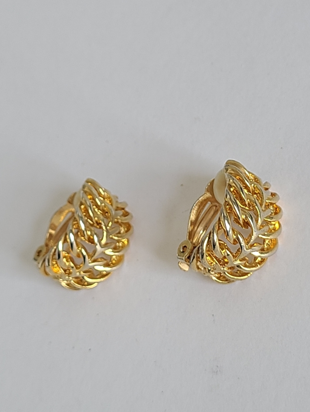 Vintage Style Gold Tone Openwork Leaf Feather Wide Half Hoop Clip On Earrings - Picture 4 of 15